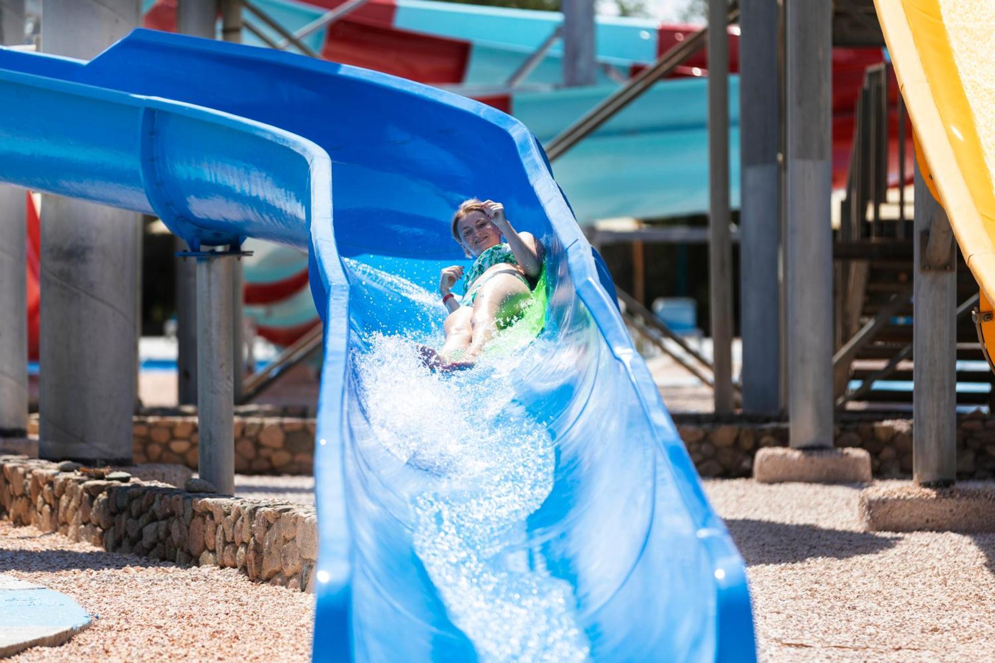 ホテル Xperience Kiroseiz Parkland シャルム・エル・シェイク エクステリア 写真 A child on a water slide