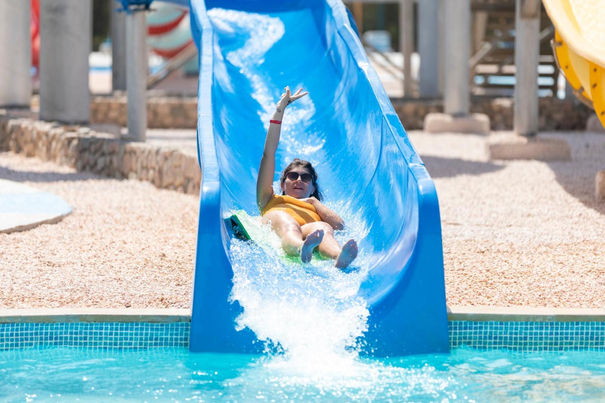 ホテル Xperience Kiroseiz Parkland シャルム・エル・シェイク エクステリア 写真 A child on a water slide